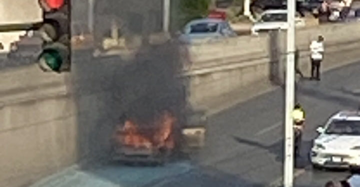 ALERTA VIAL SE INCENDIA VEHÍCULO  EN PASEO DE LOS LEONES