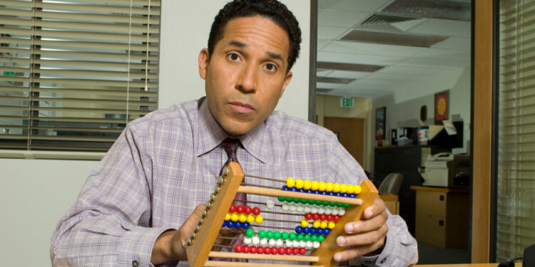 OSCAR MARTÍNEZ REGRESA EN “THE PAPER”, SPIN-OFF DE THE OFFICE CON NUEVA IMAGEN REVELADA 1 OSCAR MARTÍNEZ REGRESA EN “THE PAPER”, SPIN-OFF DE THE OFFICE CON NUEVA IMAGEN REVELADA