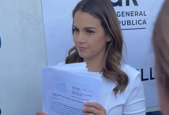 PRESENTAN LORENA 8 DENUNCIAS PENALES CONTRA SAMUEL ANTE FGR. 1 PRESENTAN LORENA 8 DENUNCIAS PENALES CONTRA SAMUEL ANTE FGR.