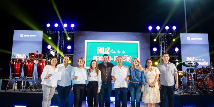 RECONOCE RAÚL CANTÚ A MAESTROS DE SALINAS VICTORIA; ARMAN FIESTA CON ‘LA LEYENDA’ Y RIFA DE VIAJES A PLAYAS