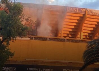 FLAMAZO EN ESTADIO UNIVERSITARIO DEJA DOS LESIONADOS PREVIO AL TIGRES VS TOLUCA