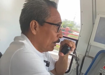 DESPIDEN USUARIOS ENTRE APLAUSOS A OPERADOR DEL METRO EN ÚLTIMO RECORRIDO TRAS 31 AÑOS DE SERVICIO