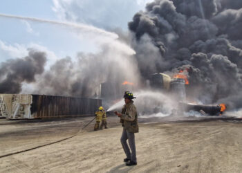 EXPLOTA FÁBRICA EN CADEREYTA; CAPTAN INCENDIO REGISTRADO EN DESTILADORA DE HIDROCARBUROS QUE DEJA 1 LESIONADO Y 11 EVACUADOS