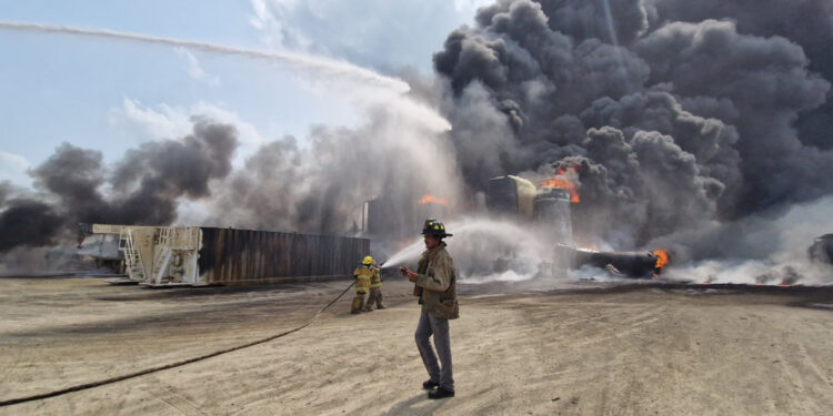 EXPLOTA FÁBRICA EN CADEREYTA; CAPTAN INCENDIO REGISTRADO EN DESTILADORA DE HIDROCARBUROS QUE DEJA 1 LESIONADO Y 11 EVACUADOS
