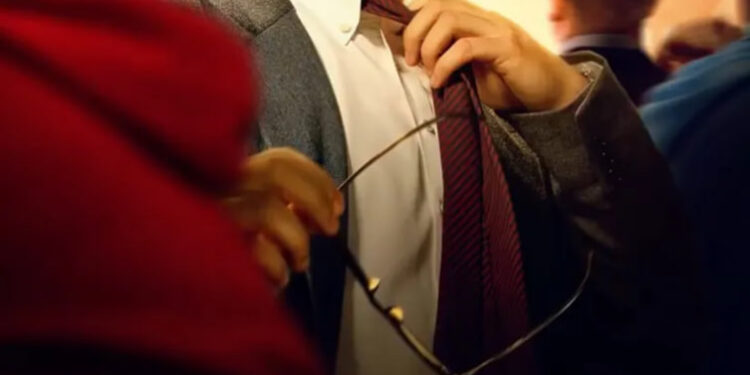 DAVID CORENSWET DEJA ATRÁS A CLARK KENT Y SE TRANSFORMA EN SUPERMAN EN NUEVOS PÓSTERES OFICIALES