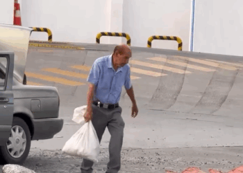 CAPTAN A ABUELITO TAPANDO BACHES EN FÉLIX U GÓMEZ; VACÍA HOMBRE COSTAL DE MATERIAL EN POZO Y NI ASÍ LOGRA TAPARLO