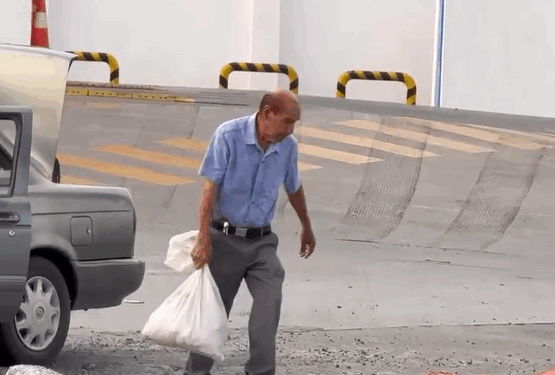 CAPTAN A ABUELITO TAPANDO BACHES EN FÉLIX U GÓMEZ; VACÍA HOMBRE COSTAL DE MATERIAL EN POZO Y NI ASÍ LOGRA TAPARLO