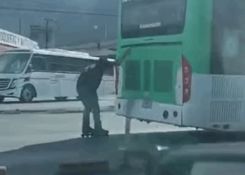 CAPTAN A HOMBRE EN PATINES AGARRADO DE CAMIÓN DE ECOVÍA