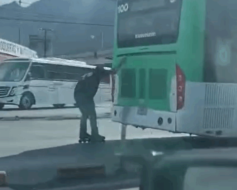 CAPTAN A HOMBRE EN PATINES AGARRADO DE CAMIÓN DE ECOVÍA 1 CAPTAN A HOMBRE EN PATINES AGARRADO DE CAMIÓN DE ECOVÍA