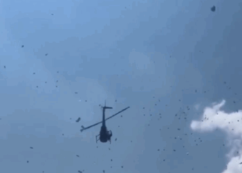 LLUVIA DE DÓLARES; HELICÓPTERO ESPARCE MILES DE BILLETES EN DETROIT