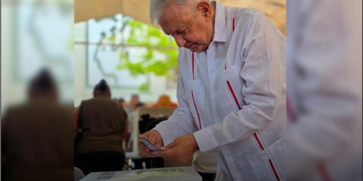 REAPARECE AMLO PARA VOTAR EN ELECCIÓN DEL PODER JUDICIAL; ASEGURA EX MANDATARIO QUE MÉXICO TIENE A LA MEJOR PRESIDENTA DEL MUNDO.