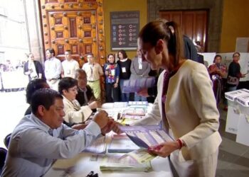 VOTA SHEINBAUM EN CDMX; FUNCIONARIOS DE CASILLA LE PIDEN AUTÓGRAFOS.