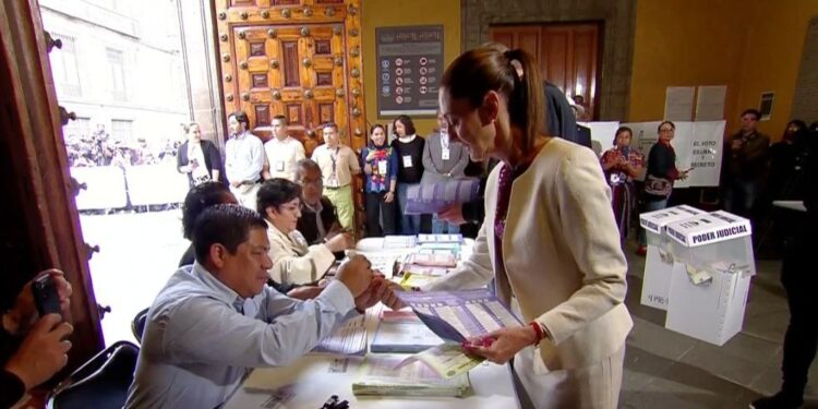 VOTA SHEINBAUM EN CDMX; FUNCIONARIOS DE CASILLA LE PIDEN AUTÓGRAFOS. 1 VOTA SHEINBAUM EN CDMX; FUNCIONARIOS DE CASILLA LE PIDEN AUTÓGRAFOS.