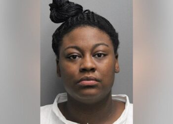 MADRE ACUSADA DE APUÑALAR A SUS TRES HIJOS EN CHICAGO