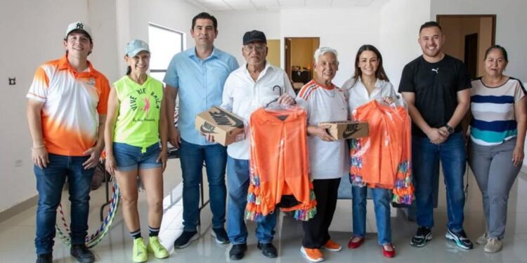 ENTREGA SALINAS VICTORIA EQUIPO DEPORTIVO PARA ADULTOS MAYORES QUE COMPETIRÁN EN OLIMPIADA ESTATAL