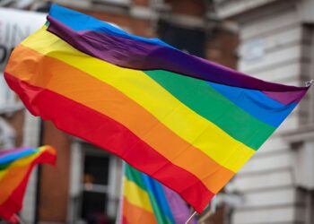 ARTISTAS EXIGEN FONDO FEDERAL PARA PROTEGER A LA JUVENTUD LGBTQ+