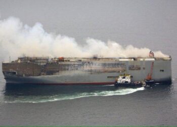 INCENDIO EN BARCO DE VEHÍCULOS CHINOS DESTINADOS A MÉXICO