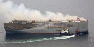 INCENDIO EN BARCO DE VEHÍCULOS CHINOS DESTINADOS A MÉXICO