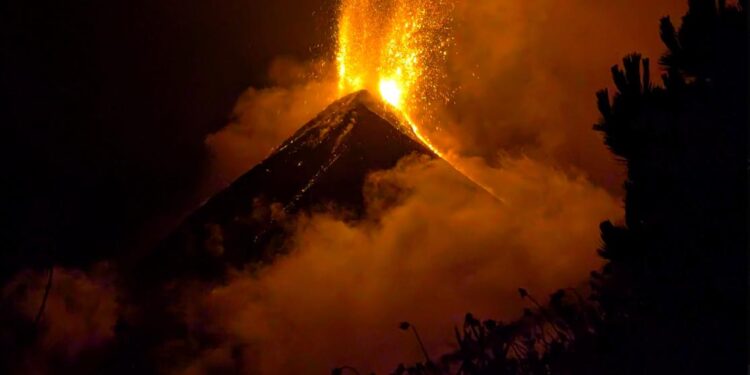 FINALIZA ERUPCIÓN DEL VOLCÁN DE FUEGO CASI 800 PERSONAS FUERON EVACUADAS