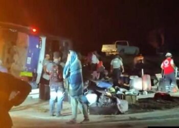 DESBARRANCA CAMIÓN CON 21 PERSONAS EN SANTIAGO; HAY HERIDOS DE GRAVEDAD.