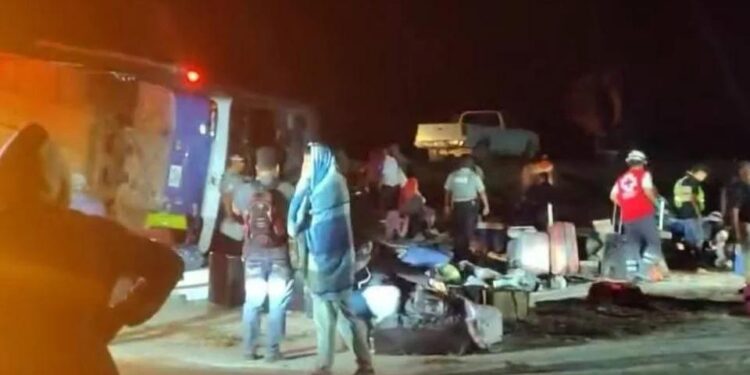 DESBARRANCA CAMIÓN CON 21 PERSONAS EN SANTIAGO; HAY HERIDOS DE GRAVEDAD.