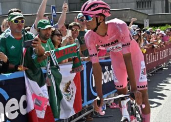 ¿DOS MIL PESOS? ¿ES NETA CONADE? EL APOYO DEL GOBIERNO DE MÉXICO QUE RECIBIÓ DEL TORO, EL JOVEN CICLISTA MEXICANO QUE QUEDÓ SEGUNDO EN EL GIRO DE ITALIA.