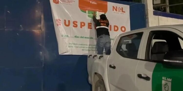 SUSPENDEN A DOS EMPRESAS POR MUERTE DE PECES EN RÍO PESQUERÍA; CONFIRMA PVSNL DERRAME DE ACEITE EN CAUCE. 1 SUSPENDEN A DOS EMPRESAS POR MUERTE DE PECES EN RÍO PESQUERÍA; CONFIRMA PVSNL DERRAME DE ACEITE EN CAUCE.