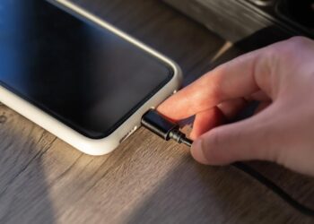 DESENCHUFAR MAL EL CELULAR PODRÍA SALIR CARO