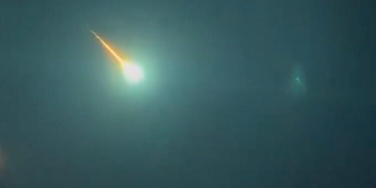 RESPLANDOR EN EL CIELO REGIO: PRESUNTO METEORITO ILUMINA MONTERREY Y SUS ALREDEDORES.