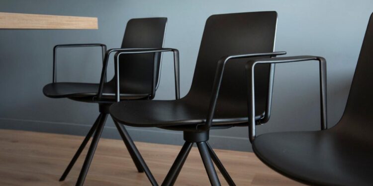 LEY SILLA ENTRA EN VIGOR; EMPRESAS DEBERÁN PROVEER ASIENTOS O SERÁN MULTADAS