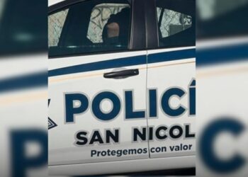 PROTEGER Y… ¡DORMIR! CAPTAN A POLICÍA DE SAN NICOLÁS DORMIDO EN PATRULLA CON CLIMA.
