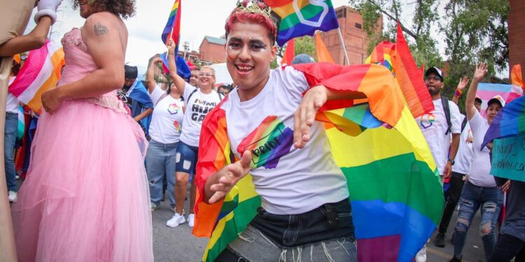 CELEBRA COMUNIDAD LGBTTTIQ+ DIVERSIDAD CON MARCHA Y MATRIMONIOS IGUALITARIOS COLECTIVOS.