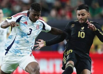 MÉXICO AVANZA EN LA COPA ORO PERO LE ANULAN GOLAZO A SANTI GIMÉNEZ