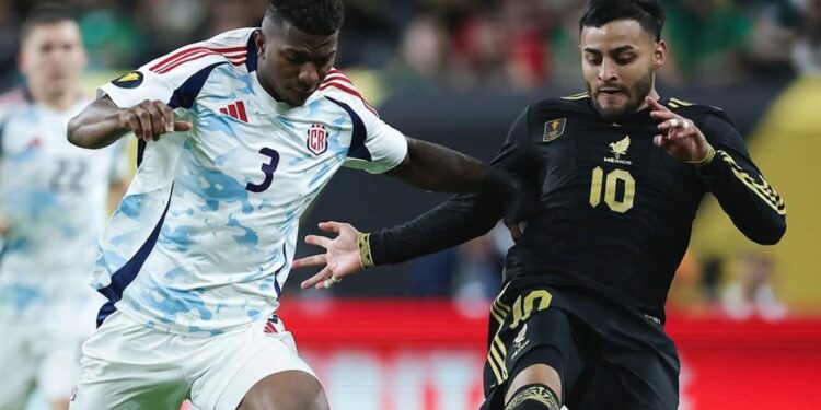 MÉXICO AVANZA EN LA COPA ORO PERO LE ANULAN GOLAZO A SANTI GIMÉNEZ 1 MÉXICO AVANZA EN LA COPA ORO PERO LE ANULAN GOLAZO A SANTI GIMÉNEZ