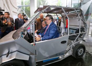 EBRARD PRUEBA PRIMER AUTO DE HIDRÓGENO MEXICANO ES DESARROLLADO POR EL IPN Y CINVESTAV