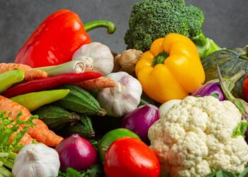 PELIGRO ESCONDIDO EN EL AGUA; GUARDAR VERDURAS ASÍ PUEDE AFECTAR TU SALUD