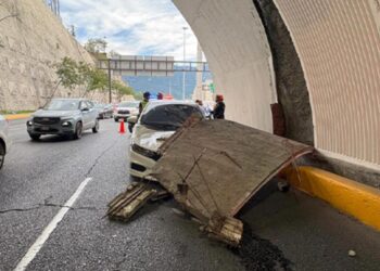 GOLPEA CAMIÓN TÚNEL DE LA LOMA LARGA Y CAE LOSA SOBRE UN VEHÍCULO