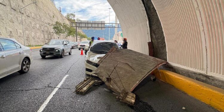GOLPEA CAMIÓN TÚNEL DE LA LOMA LARGA Y CAE LOSA SOBRE UN VEHÍCULO