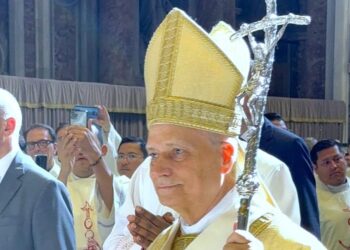 LANZAN OBJETO CONTRA EL PAPA LEÓN XIV DURANTE RECORRIDO; AVIENTAN GUANTE DE BÉISBOL EN EL VATICANO.