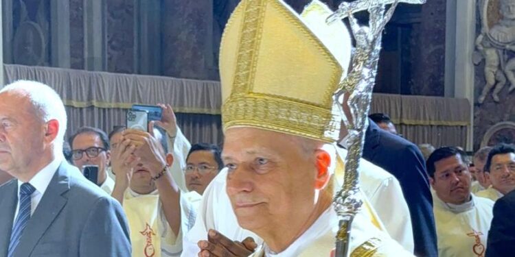 LANZAN OBJETO CONTRA EL PAPA LEÓN XIV DURANTE RECORRIDO; AVIENTAN GUANTE DE BÉISBOL EN EL VATICANO. 1 LANZAN OBJETO CONTRA EL PAPA LEÓN XIV DURANTE RECORRIDO; AVIENTAN GUANTE DE BÉISBOL EN EL VATICANO.