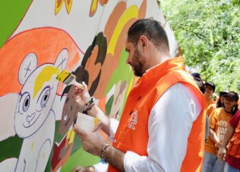 ‘PINTAN’ DE PARTICIPACIÓN AL PARQUE CIUDADANO; VECINOS Y VOLUNTARIOS TRANSFORMAN TAPIALES EN MURAL COLECTIVO PARA CELEBRAR RESCATE DEL ESPACIO PÚBLICO.