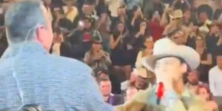 NODAL Y AGUILAR UNEN VOCES; MOMENTO FAMILIAR CAUSA FUROR EN QUERÉTARO