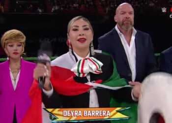 CAMBIA DEYRA BARRERA LA LETRA DEL HIMNO NACIONAL EN EVENTO DE LA WWE