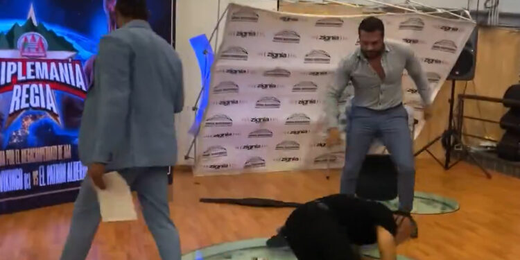 ‘SE ARMÓ LA GORDA’; GOLPEA ‘EL PATRÓN’ A LATIN LOVER EN RUEDA DE PRENSA EN LA ARENA MONTERREY