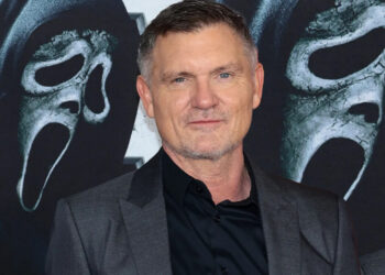 KEVIN WILLIAMSON DIRIGIRÁ SCREAM 7 TRAS SER CONVENCIDO POR NEVE CAMPBELL