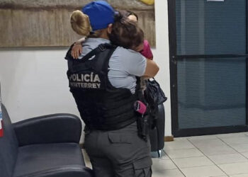 RESCATA POLICÍA DE MONTERREY A NIÑA DE 4 AÑOS QUE DEAMBULABA SOLA CERCA DE LA CENTRAL DE AUTOBUSES; HALLAN A SU MADRE INTOXICADA