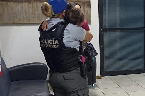 RESCATA POLICÍA DE MONTERREY A NIÑA DE 4 AÑOS QUE DEAMBULABA SOLA CERCA DE LA CENTRAL DE AUTOBUSES; HALLAN A SU MADRE INTOXICADA