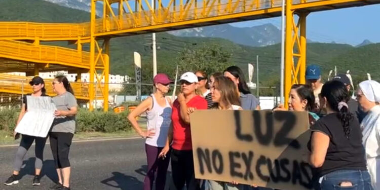 ¡MADRES! BLOQUEAN RELIGIOSAS Y VECINOS CARRETERA NACIONAL POR APAGÓN DE CFE EN VALLE DEL CRISTAL 1 ¡MADRES! BLOQUEAN RELIGIOSAS Y VECINOS CARRETERA NACIONAL POR APAGÓN DE CFE EN VALLE DEL CRISTAL