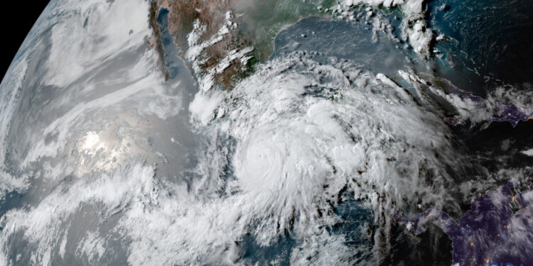 HURACÁN ERICK ALCANZA CATEGORÍA 3 Y AVANZA CON POTENCIAL DESTRUCTIVO; ADVIERTEN POR INUNDACIONES, DESLAVES Y CRECIDAS SÚBITAS