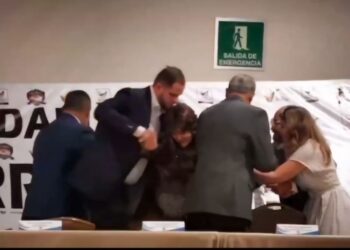 SALVAN DE CAÍDA A SECRETARIA DE EDUCACIÓN; SOFIALETICIA MORALES ESTUVO A PUNTO DE TENER UN ACCIDENTE EN GRADUACIÓN ESCOLAR.